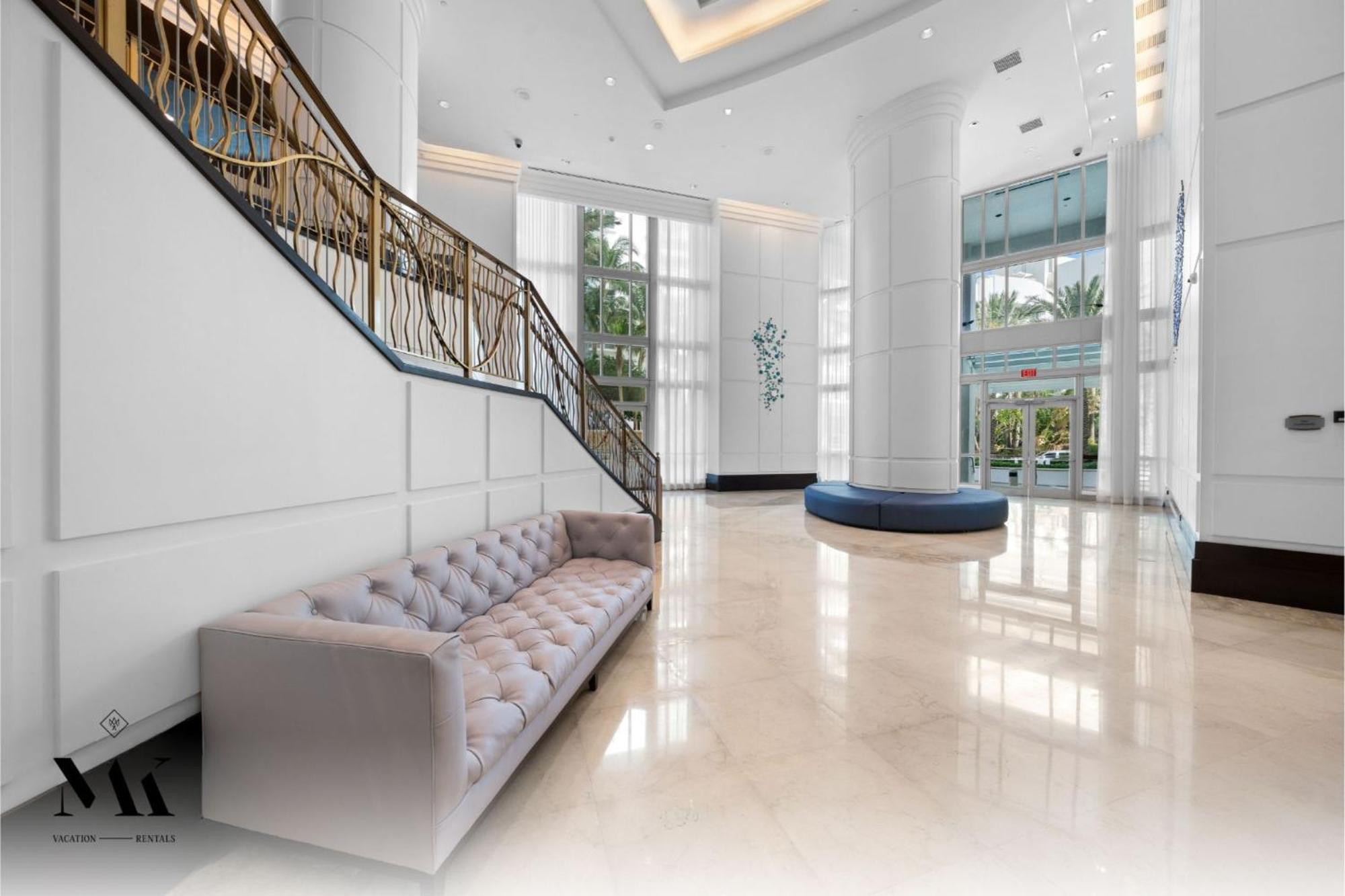 Fontainebleau Resort Balcony W Pool & Ocean View - Miami Beach — Photos 2